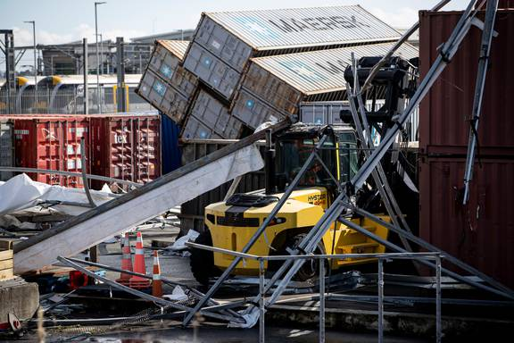 1624353078729097.png 擁堵加劇!奧克蘭港突遭龍卷風襲擊,貨運樞紐嚴重受損